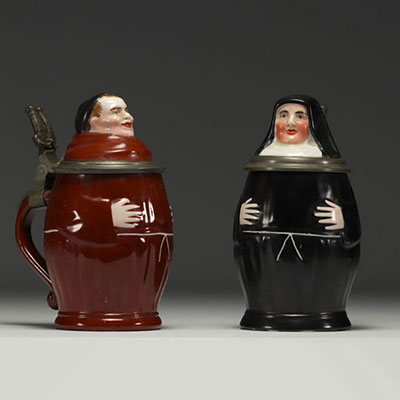 Paire de choppes figuratives en porcelaine, fonds ornés d'une lithophanie, par Eduard Kick à Amberg, XIXème.