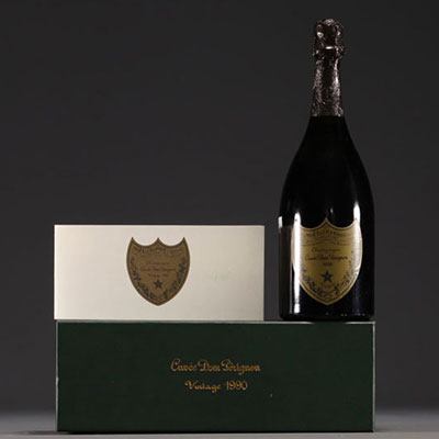 Champagne Moët et Chandon Cuvée Dom Pérignon Vintage 1990 in a gift box.