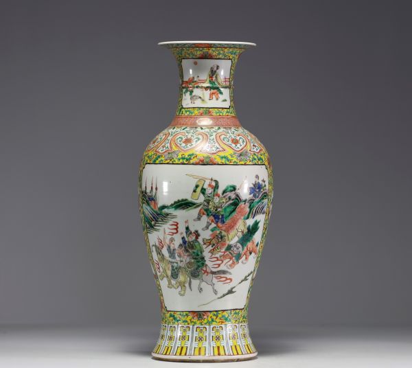 China - A green family polychrome porcelain vase decorated with warriors, 19th century.