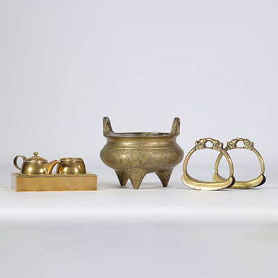 (4) Lot of four miscellaneous bronze objects from the Chinese Republic period (1912 - 1949)