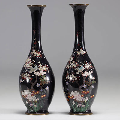 Paire de vases cloisonnés à décor d'oiseaux sur fond bleu d'époque Meiji (明治時代) vers la fin du XIXe siècle