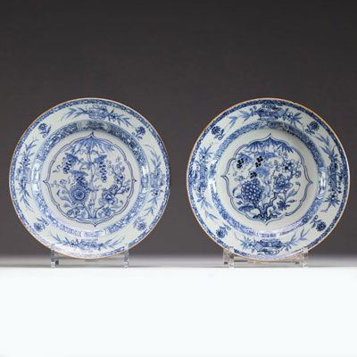 Chine - Paire d'assiettes en porcelaine blanc bleu à décor de fleurs, Qianlong, XVIIIème.