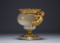 Coupe Louis XVI en bronze doré et agate soutenue par un chérubin.