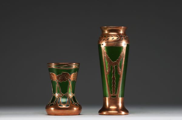 GRÄFLICH HARRACH'SCHE GLASFABRIK - Ensemble de deux vases Jugendstil en verre soufflé et métal cuivré, vers 1900.