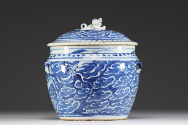 China - White and blue porcelain tureen with dragon decoration, 19th century.