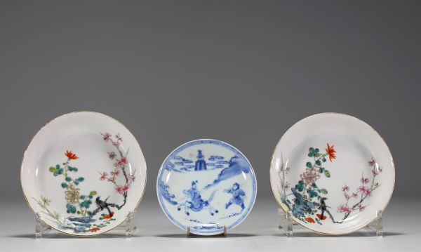 Chine - Ensemble de trois petites assiettes en porcelaine blanc bleu et polychrome, époque Qing.