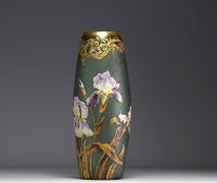 MONTJOYE Verrerie de Saint-Denis - Imposant vase en verre givré dégagé à l'acide à décor d'iris émaillés, marque Montjoye sous la pièce.