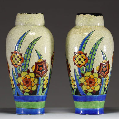 Boch Keramis - Paire de vases Art Déco en céramique émaillée à décor de fleurs et géométrique, cachet sous les pièces, vers 1930.