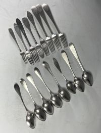 Mismatched set of solid silver cutlery weighing 770gr.