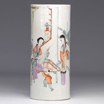 Vase cylindrique en porcelaine de chine de la Famille Rose à décor de personnages