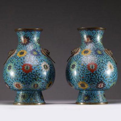 Chine - Paire de vases en bronze en émail cloisonné à décor de lotus et rinceaux, anses formées de têtes de taotie, époque Ming.