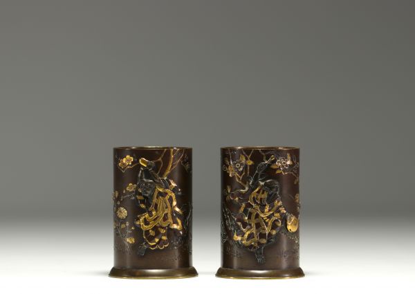 Japon - Paire de rinces pinceaux en bronze et bronze doré à décor de personnages, marque en creux, époque Meiji.
