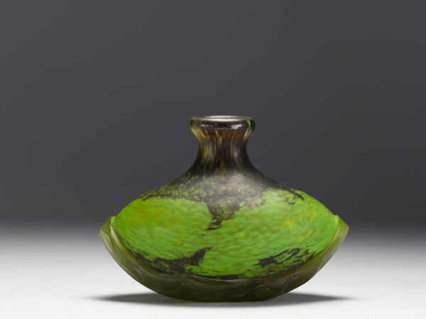 DAUM Nancy - Vase in green marmorated glass, signed.