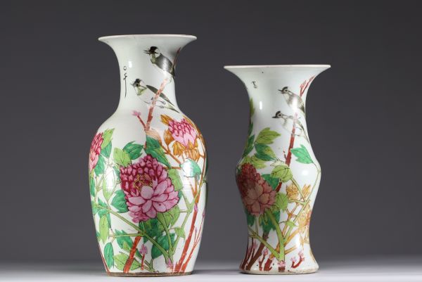 Chine - Ensemble de deux vases Qianjiang cai en porcelaine famille rose.