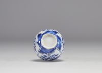 Petit vase en blanc et bleu à décor de fleurs fines de l'époque Kangxi (1661-1722)