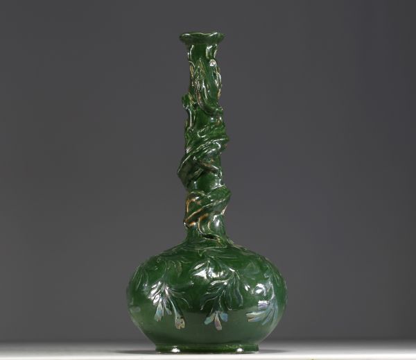 Grand vase soliflore en faïence, col enroulé d'un dragon, vers 1900-1920.