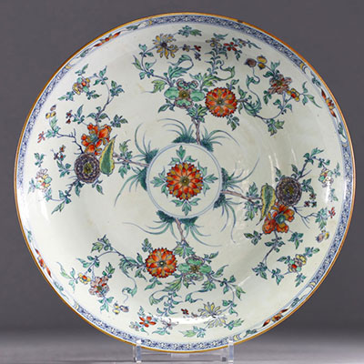 Chine - Grand plat en porcelaine polychrome à décor doucai, époque Kangxi.