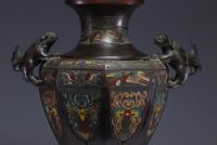 Japon - Imposant vase en bronze cloisonné, travail du XIXe siècle. Marque en relief.