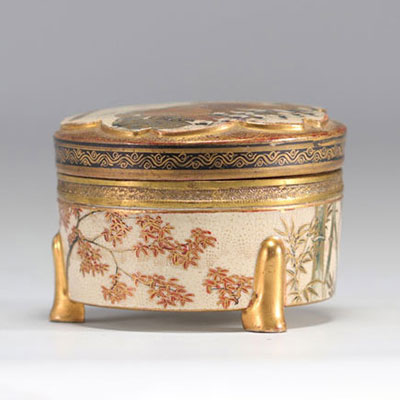 Covered Satsuma box decorated with figures, circa late 19th century from Meiji period (明治時代)