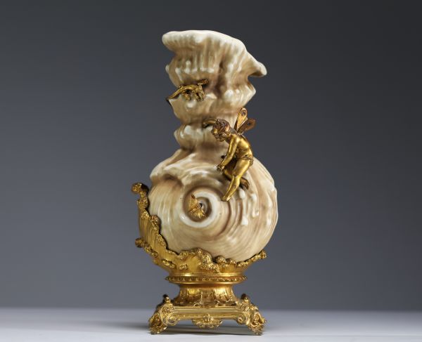 Vase en porcelaine en forme de coquillage sur monture en régule à patine dorée et décor d'une jeune elfe, XIX-XXème.