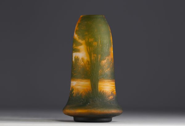 DEVEZ - Camille Trutié de Varreux (1872-1942) Vase en verre multicouche dégagé à l'acide à décor champêtre et de lac, signé.