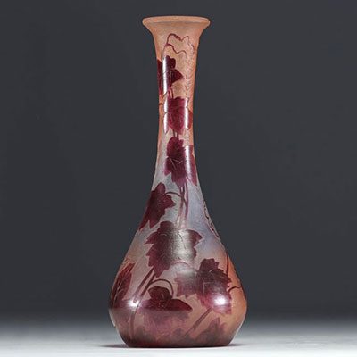 François Théodore LEGRAS (1839-1916) Vase en verre multicouche dégagé à l'acide à décor de feuilles de vigne, signé.