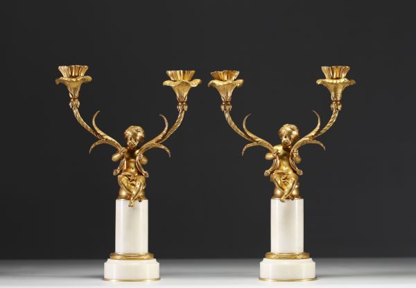 Paire de candélabres aux angelots en bronze doré à deux bras de lumière, piètement en albâtre, époque Napoléon III.