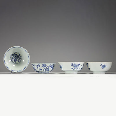 Chine - Ensemble de quatre bols en porcelaine blanc bleu à décor floral, XVIIIème.