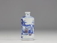 China - A white and blue porcelain snuffbox decorated with children, 19th century.