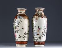 Japon - Paire de vases Satsuma en porcelaine à décor floral et de papillons, époque Meiji.