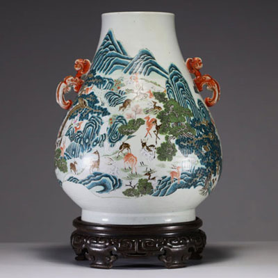 Chine - Vase en porcelaine polychrome famille rose décor au 