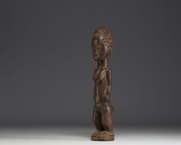 Côte d'Ivoire - Statue féminine Baoulé en bois sculpté.