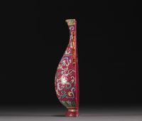 Chine - Vase mural en porcelaine famille rose, sur fond rubis, marque Qianlong.