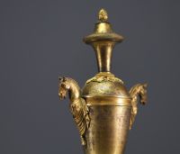 Paire de vases couverts en bronze doré d'époque Directoire.