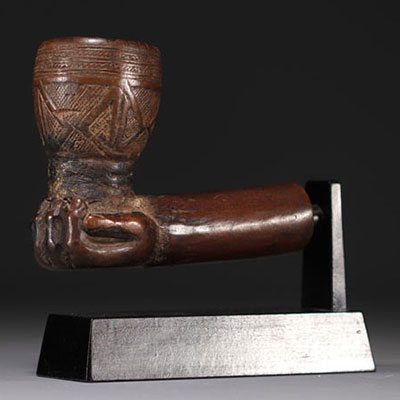 Kuba pipe, shaft supported by a hand carved wood, brown patina - Provenance: Kellim Brown