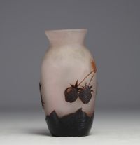 ARSALL Lausitzer-Weisswasser - Vase en verre multicouche dégagé à l'acide à décor de mûrier, vers 1920.