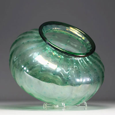 Napoleone MARTINUZZI (1892-1977) pour Venini - Vase sphérique aplati et strié en verre vert transparent, vers 1925