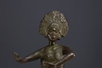 Sculpture ancienne en bronze représentant un danseuse indonésienne.