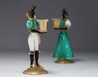 Murano - Paire de bougeoirs personnages en verre soufflé et paillettes d'or.