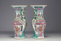 Chine - Paire de vases en porcelaine famille rose à décor de sages, époque XIXème