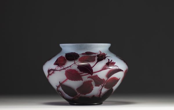 Paul NICOLAS (1875-1952) d'Argental - Vase en verre multicouche dégagé à l'acide à décor de rosiers, signé.