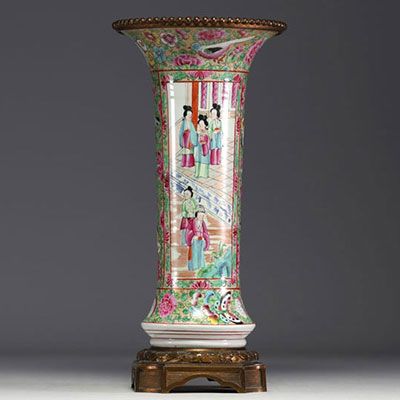 Chine - Vase en porcelaine de Canton à décor de personnages, monture en bronze. XIX-XXème.