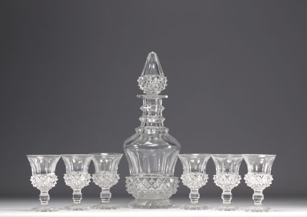 Ensemble composé d'une carafe et de six verres à décor de pointes de diamant.