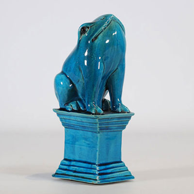 Grenouille en porcelaine monochrome bleu provenant de Chine du XIXe siècle