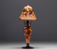 Le Verre Français - Lampe de table à motif d'arbres stylisés.