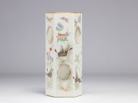 Porcelain hat stand from the Famille Rose with flowers and butterflies from the 19th century