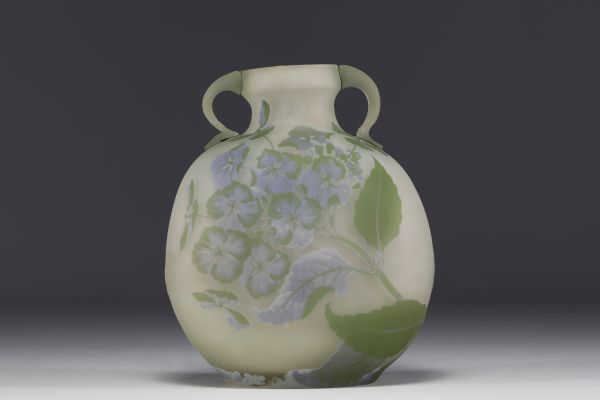 Émile GALLÉ (1846-1904) Acid-etched multi-layered glass gourd vase decorated with hydrangeas.