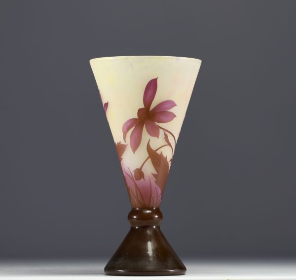 DAUM Nancy - Acid-etched multi-layered glass vase with daisy design, signed in the design.