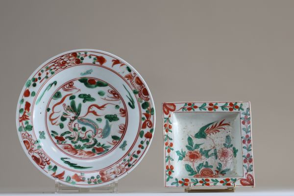 China - Set of two green family polychrome porcelain dishes, 18th century