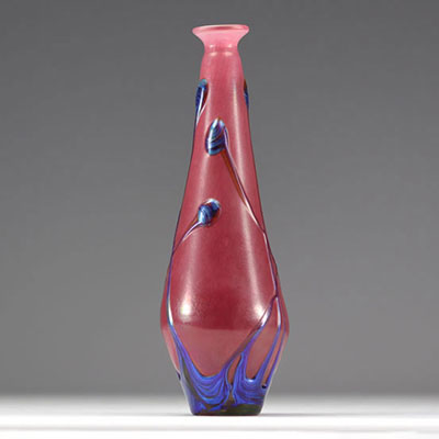 LOETZ Vase en verre rose irisé violet avec applications en bleu vers 1900